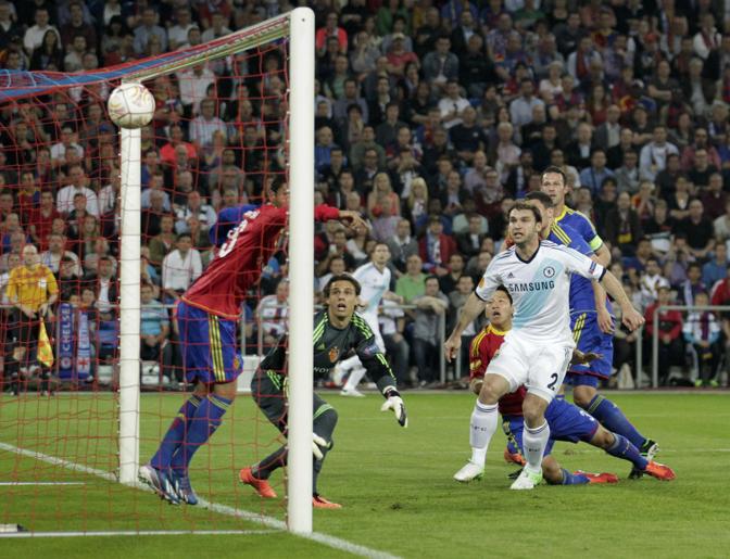 In questa notte di Europa League non c' solo Fenerbahce-Benfica, si gioca anche l'altra semifinale tra Basilea e Chelsea. La partita si mette subito in discesa per gli inglesi che passano all'11' con Moses
